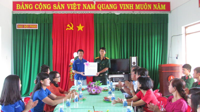Đoàn Khối cơ quan tổ chức chuyến thăm Bộ đội tại Huyện Đảo Phú Quý