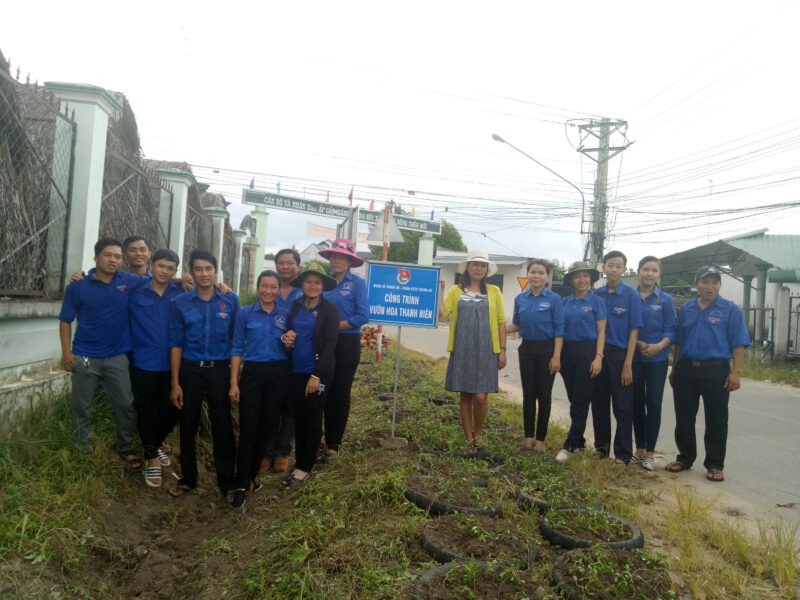 Đoàn thanh niên Nông trường Thanh An phối hợp thực hiện công trình “Vườn hoa thanh niên” năm 2018