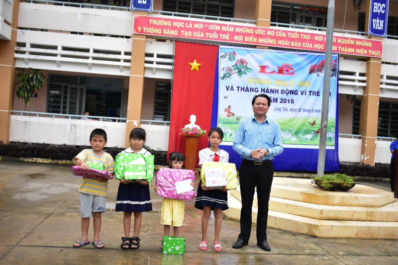 Đoàn thanh niên Nông trường cao su Long Tân phối hợp cùng với xã Đoàn Long Tân tổ chức Lễ phát động Tháng hành động "Vì trẻ em"