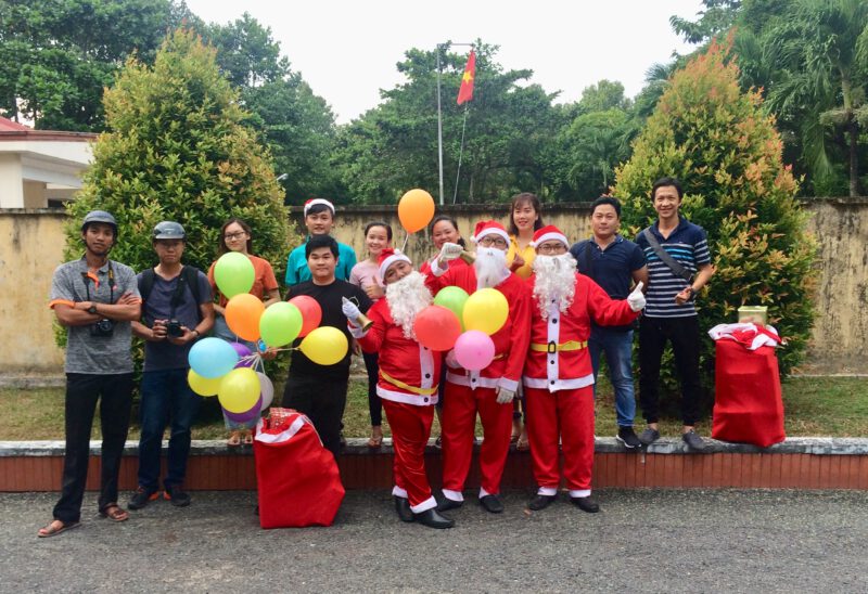 Đoàn Thanh niên Khối cơ quan thực hiện Công trình thanh niên Nhận phát quà Noel gây quỹ cho học sinh nghèo