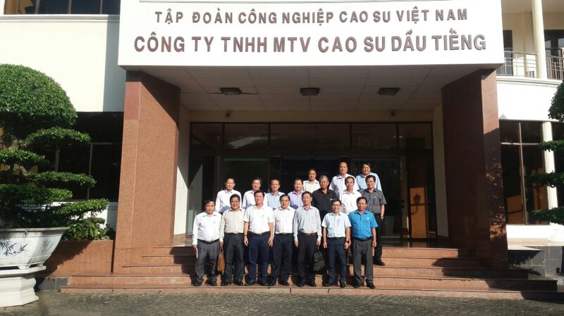 Hình 1: Lãnh đạo Sở Nông nghiệp tỉnh Bình Dương, lãnh đạo huyện Dầu Tiếng và lãnh đạo huyện Bàu Bàng và Công ty CSDT chụp ảnh lưu niệm