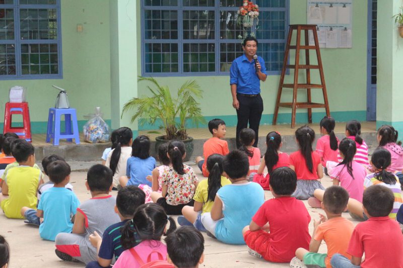 Đoàn Nông trường cao su Đoàn Văn Tiến phối hợp tổ chức sinh hoạt hè cho các em thiếu nhi và trồng gần 100 cây Sao, cây Dầu