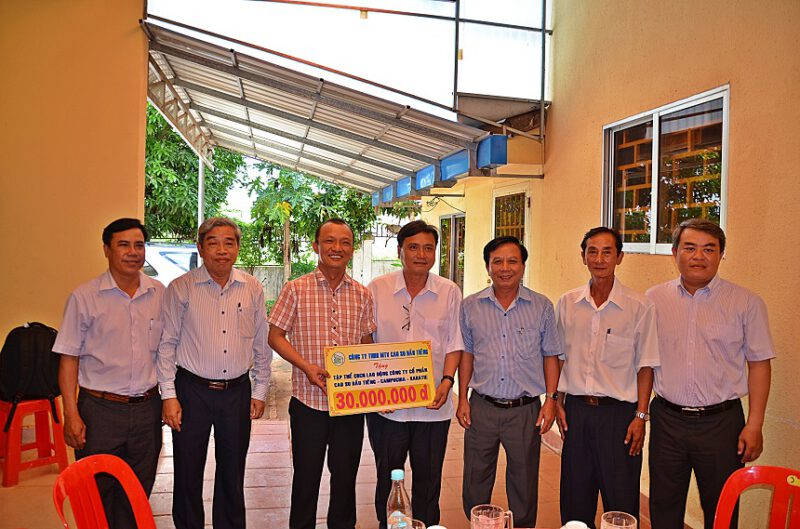 Thăm - tặng quà cho CB.CNLD các Công ty cổ phần Cao su ở CHDCNN Lào và Vương quốc Campuchia