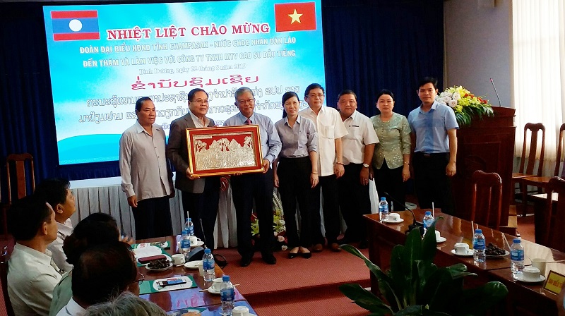 Đoàn đại biểu HĐND tỉnh Champasak Nước CHDCND Lào đến thăm và làm việc tại Công ty
