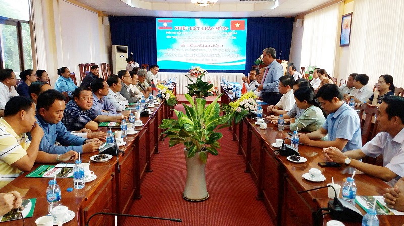 Đoàn đại biểu HĐND tỉnh Champasak Nước CHDCND Lào đến thăm và làm việc tại Công ty