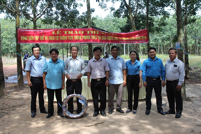 Công đoàn Cao su Việt Nam thưởng động viên phong trào thi đua nước rút 3 tháng cuối năm 2019