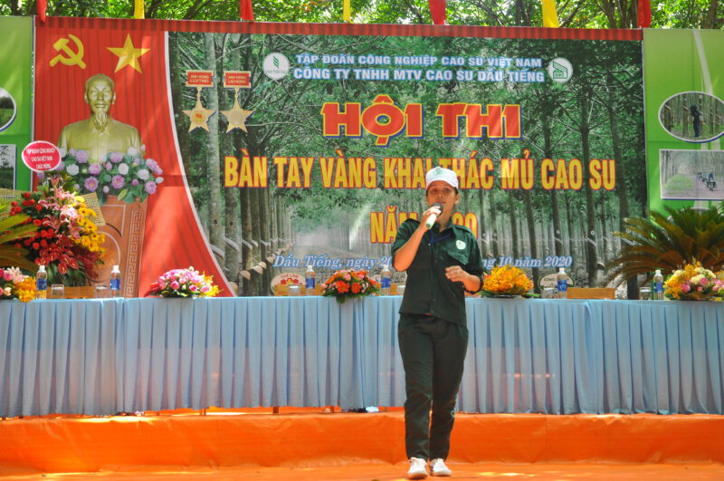 Chị Đinh Thị Lệ Sương - Công nhân cạo mủ cao su có thu nhập tiền lương cao nhất đơn vị