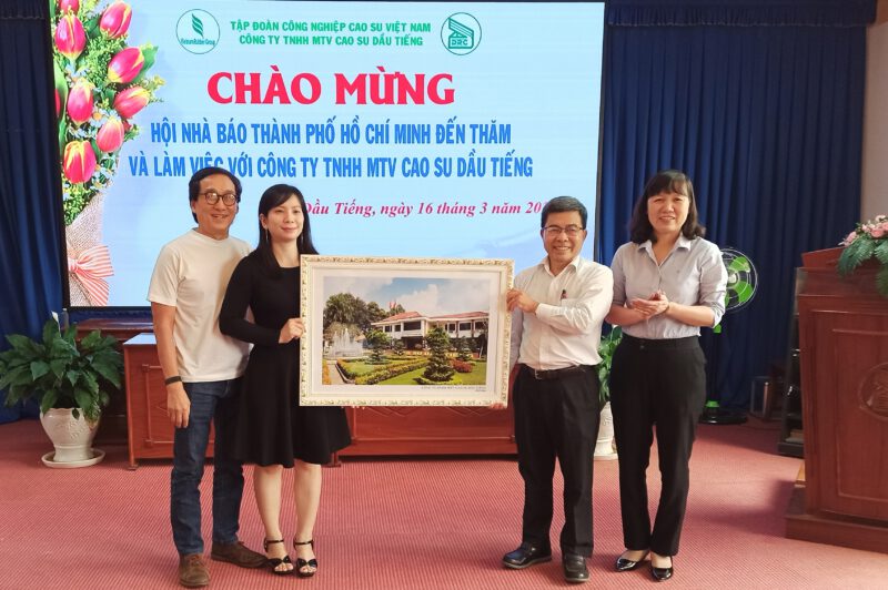 Công ty TNHH MTV Cao su Dầu Tiếng tiếp đoàn Hội nhà báo Thành phố Hồ Chí Minh đến thăm và làm việc