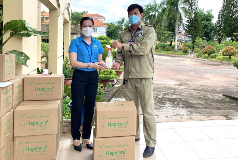 Công đoàn Cao su Dầu Tiếng hỗ trợ hơn 5.000 chai dung dịch sát khuẩn khô đến tay người lao động