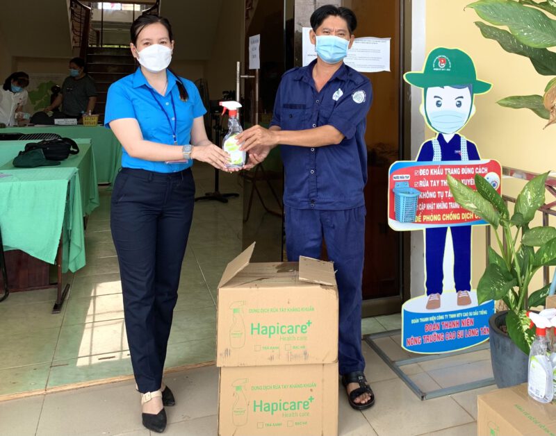 Công đoàn Cao su Dầu Tiếng hỗ trợ hơn 5.000 chai dung dịch sát khuẩn khô đến tay người lao động