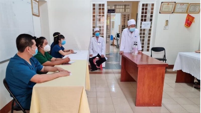 Đoàn y, bác sĩ bệnh viện Đa khoa Cao su Dầu Tiếng tham gia điều trị bệnh tại khu thu dung điều trị COVID-19 huyện Dầu Tiếng (Bệnh viện dã chiến Ngô Quyền)