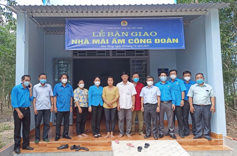 Công đoàn Cao su Việt Nam hỗ trợ Quỹ “Mái ấm Công đoàn” cho công nhân Cao su Dầu Tiếng