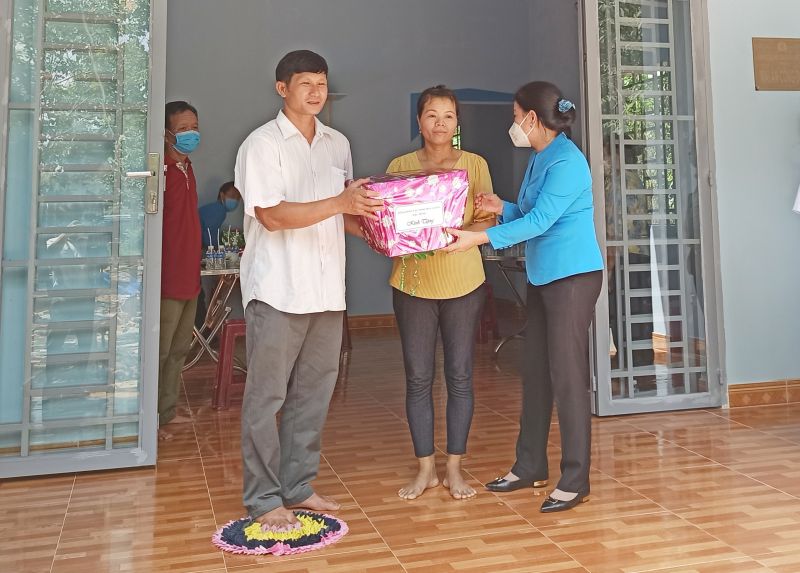 Công đoàn Cao su Việt Nam hỗ trợ Quỹ “Mái ấm Công đoàn” cho công nhân Cao su Dầu Tiếng