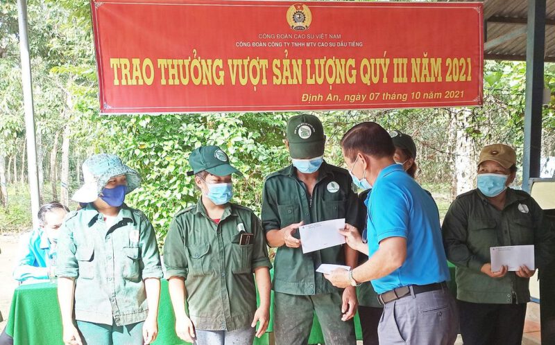 Công đoàn Cao su Dầu Tiếng khen thưởng công nhân lao động NTCS Trần Văn Lưu và NTCS Minh Hòa hoàn thành kế hoạch sản lượng quý III/2021