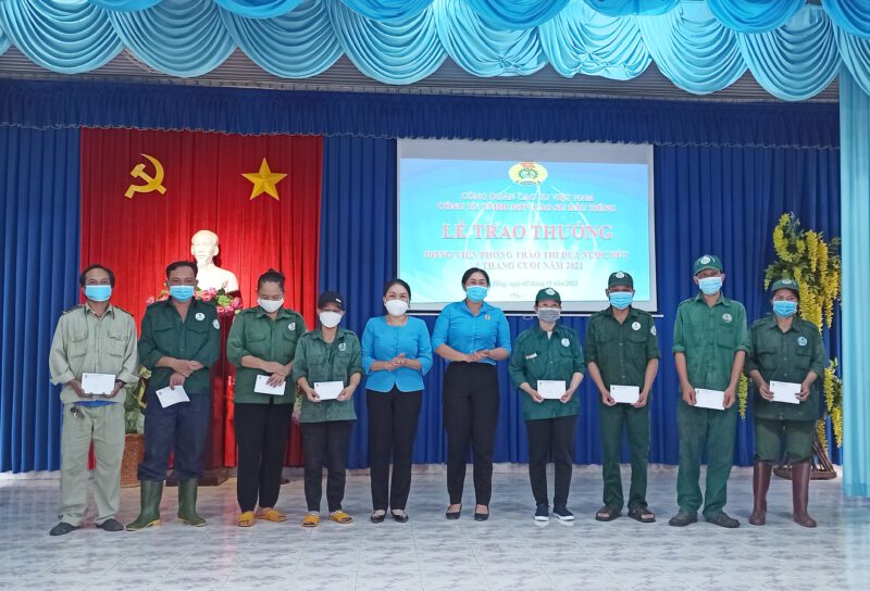 Công đoàn Cao su Việt Nam khen thưởng tập thể nông trường Cao su Minh Hòa trong phong trào thi đua nước rút 3 tháng cuối năm 2021