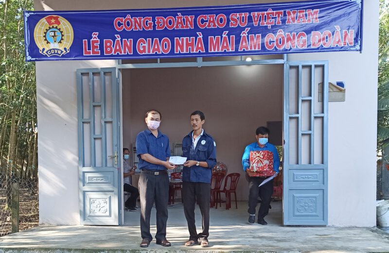 Công đoàn Cao su Việt Nam tặng “Mái ấm Công đoàn” cho công nhân nông trường Cao su Minh Hòa