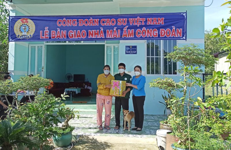 Công đoàn Cao su Việt Nam tặng “Mái ấm Công đoàn” cho công nhân nông trường Cao su Minh Hòa
