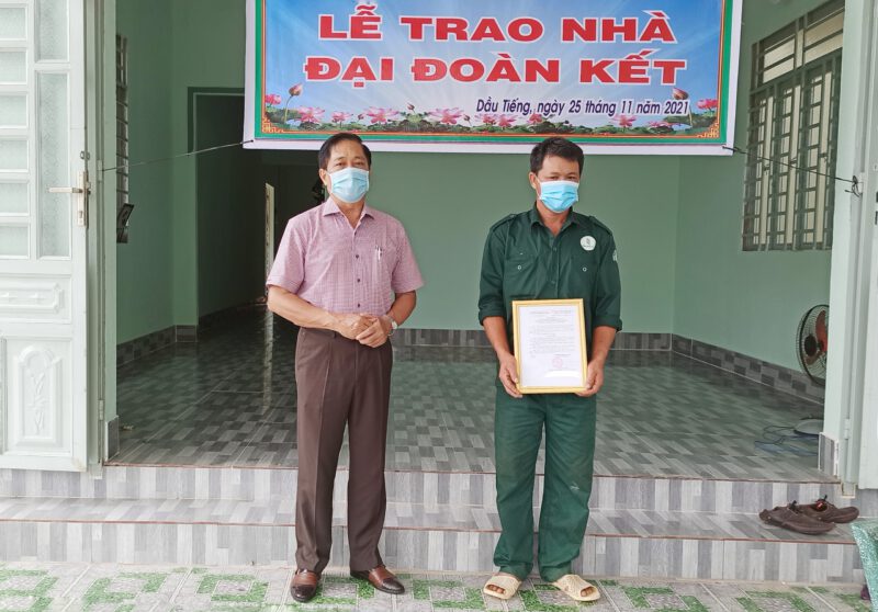 Khối thi đua Miền Đông Nam Bộ 2 trao nhà Đại đoàn kết cho công nhân tại Công ty Cao su Dầu Tiếng