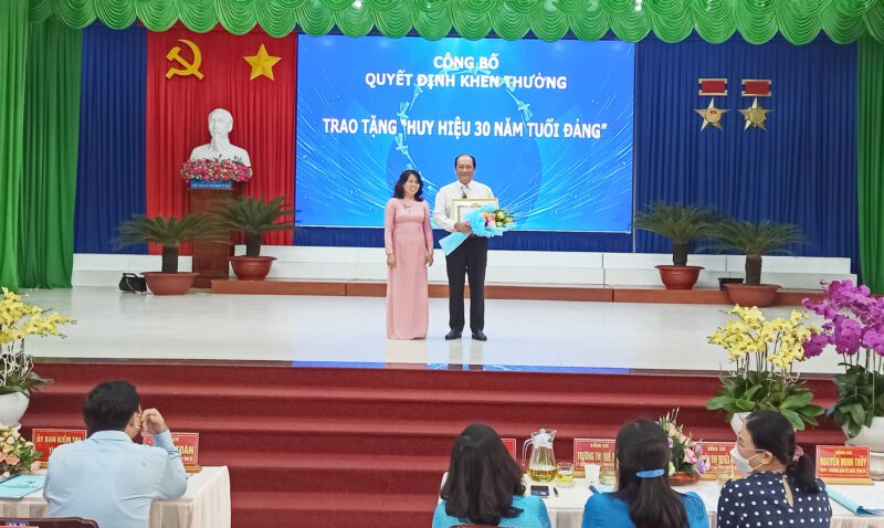 Đảng ủy Cao su Dầu Tiếng, hai Đảng viên được tặng huy hiệu 30 năm tuổi Đảng