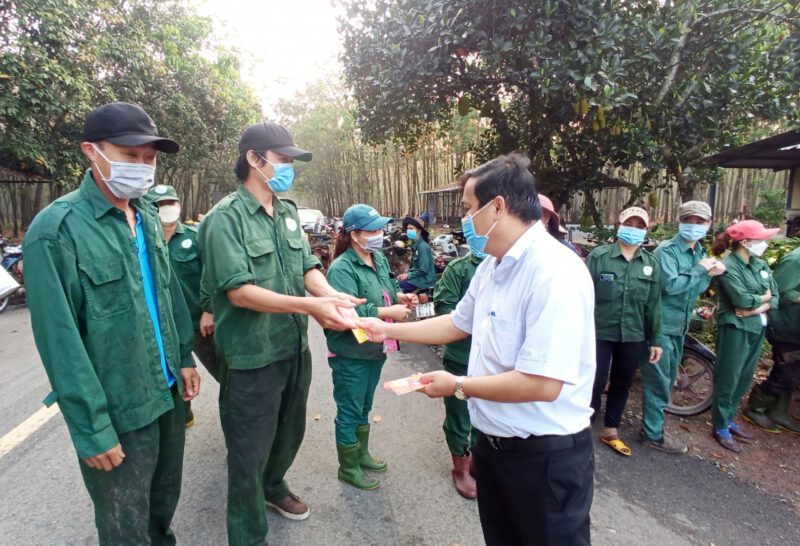 Công nhân khai thác hăng hái ngày đầu ra quân thu hoạch mủ cao su sau Tết Nguyên đán Xuân Nhâm Dần năm 2022