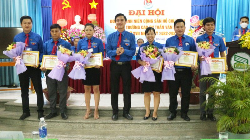 Đoàn Thanh niên Nông trường Cao su Trần Văn Lưu tích cực tham gia xây dựng Đảng, thực hiện có hiệu quả nhiệm vụ sản xuất