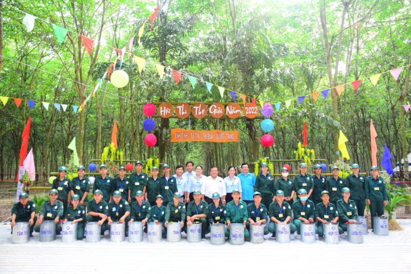 Nông trường Cao su Minh Hòa, trên 96% công nhân khai thác tham gia hội thi thợ giỏi thu hoạch mủ cao su
