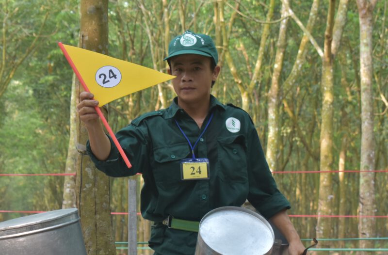Công nhân Lê Nguyễn Kim Chung Nông trường Minh Hòa đạt giải nhất hội thi bàn tay vàng thu hoạch mủ cao su cấp Công ty năm 2022