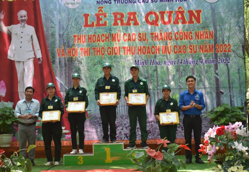 Công nhân Lê Nguyễn Kim Chung Nông trường Minh Hòa đạt giải nhất hội thi bàn tay vàng thu hoạch mủ cao su cấp Công ty năm 2022