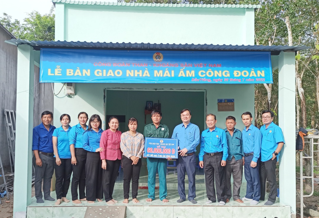 Công đoàn Cao su Việt Nam và Công đoàn Than - Khoáng sản Việt Nam trao “Mái ấm Công đoàn” cho đoàn viên Công đoàn Cao su Dầu Tiếng