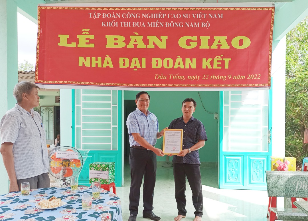 Khối thi đua Miền Đông Nam bộ trao nhà đại đoàn kết cho công nhân Công ty Cao su Dầu Tiếng (1)
