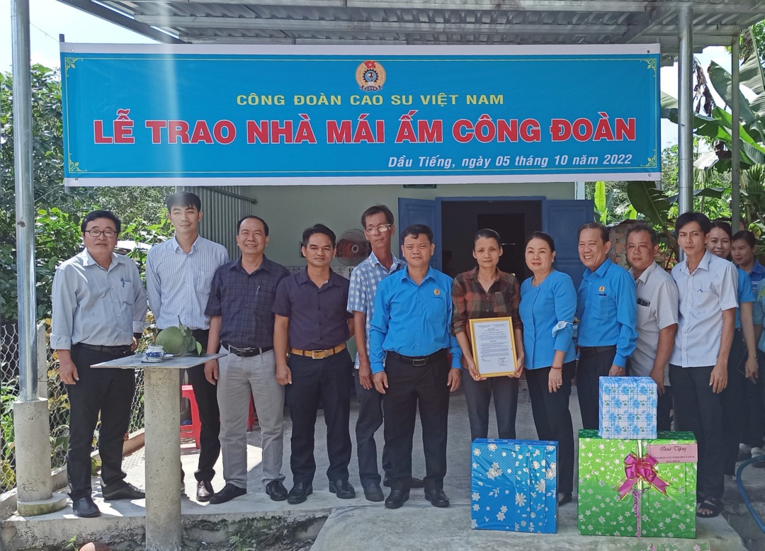 Công đoàn Cao su Việt Nam trao “Mái ấm Công đoàn” cho công nhân Cao su Dầu Tiếng