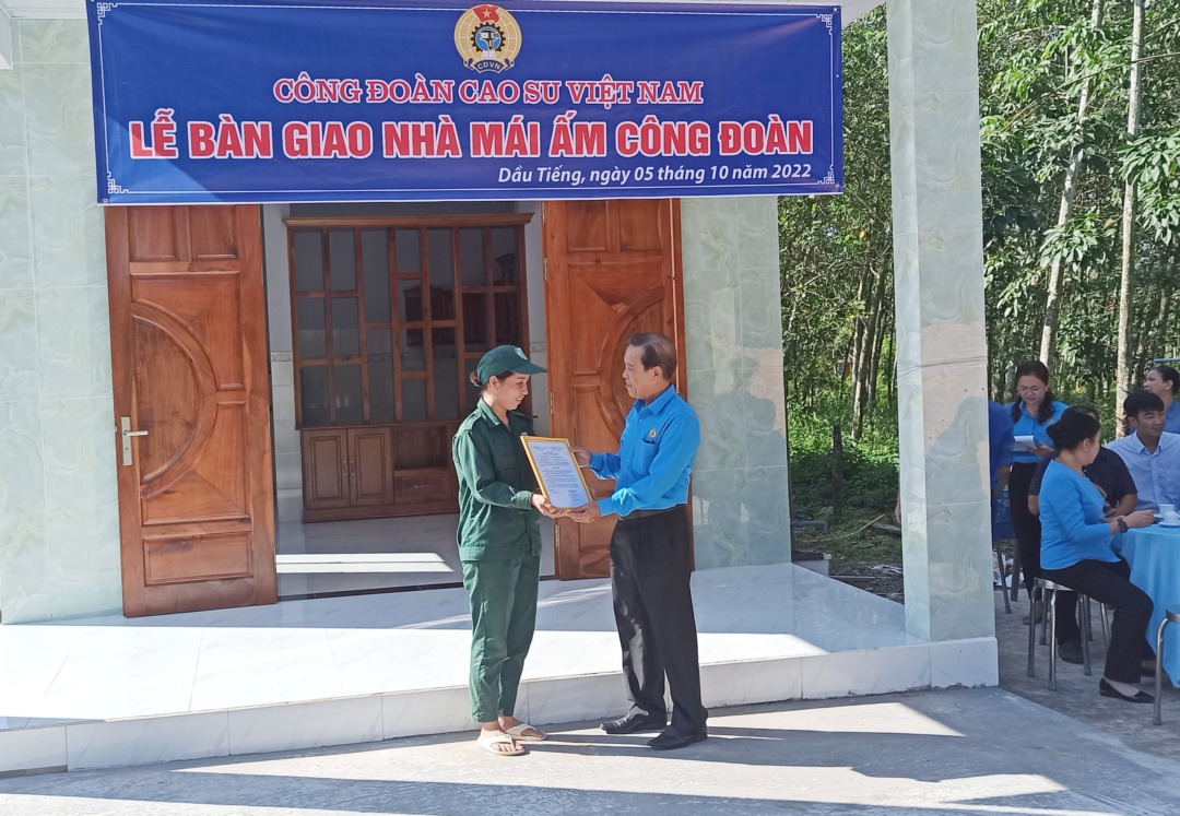 Công đoàn Cao su Việt Nam trao “Mái ấm Công đoàn” cho công nhân Cao su Dầu Tiếng