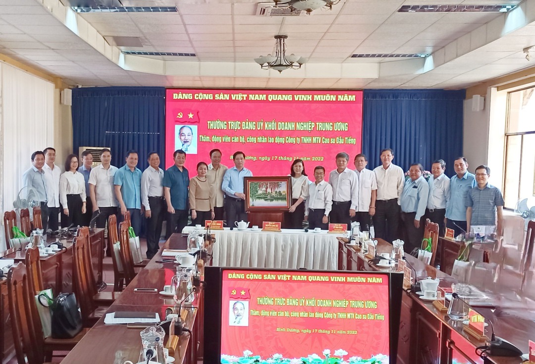 Bí thư Đảng ủy Khối Doanh nghiệp Trung ương Nguyễn Long Hải đến thăm, động viên công nhân cao su Dầu Tiếng