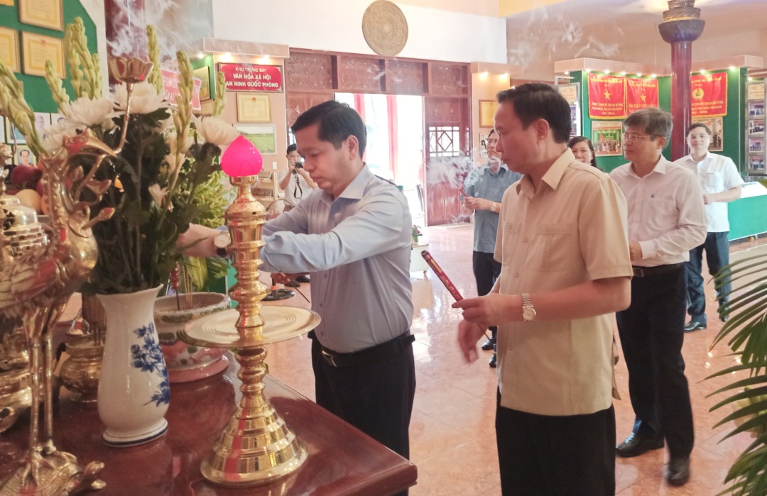 Bí thư Đảng ủy Khối Doanh nghiệp Trung ương Nguyễn Long Hải đến thăm, động viên công nhân cao su Dầu Tiếng