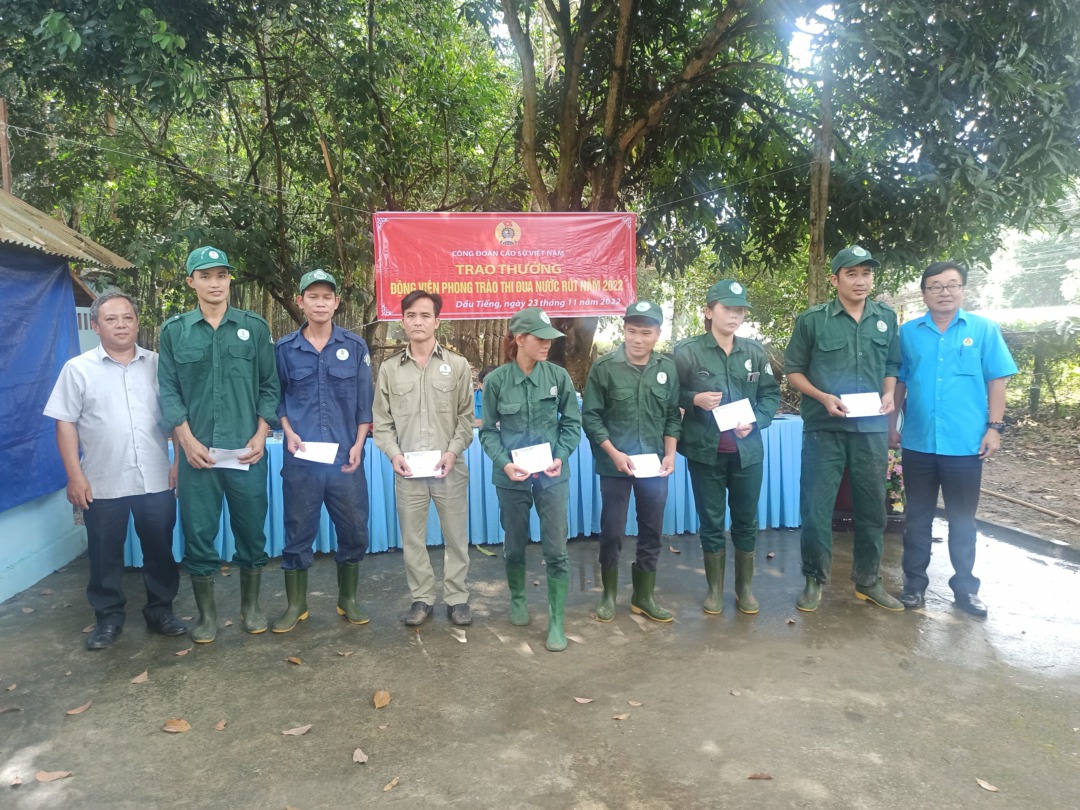 Công đoàn Cao su Việt Nam trao thưởng, động viên CNLĐ trong phong trào thu đua nước rút