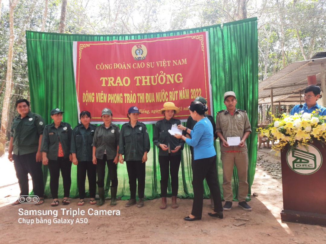 Công đoàn Cao su Việt Nam trao thưởng phong trào thi đua nước rút