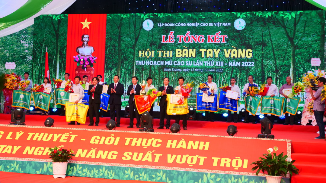 Sôi nổi, ấn tượng, quyết liệt “Hội thi Bàn tay vàng thu hoạch mủ cao su” Tập đoàn Công nghiệp Cao su Việt Nam lần thứ XIII năm 2022 thành công tốt đẹp