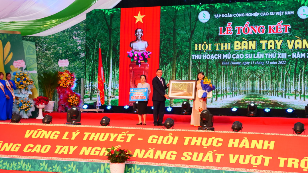 Sôi nổi, ấn tượng, quyết liệt “Hội thi Bàn tay vàng thu hoạch mủ cao su” Tập đoàn Công nghiệp Cao su Việt Nam lần thứ XIII năm 2022 thành công tốt đẹp