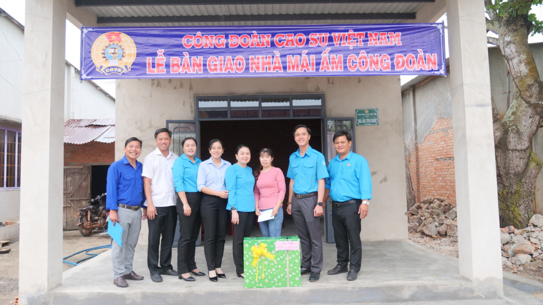 Công đoàn Cao su Việt Nam trao “Mái ấm Công đoàn” cho công nhân nông trường Minh Hòa