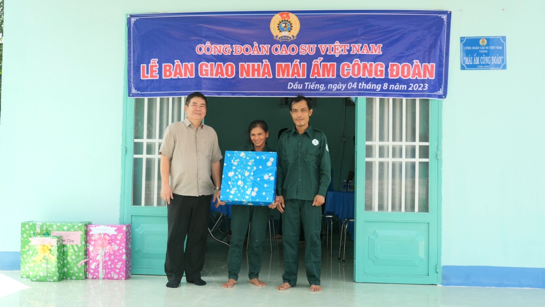 Công đoàn CSVN trao “Mái ấm Công đoàn” cho công nhân Cao su Dầu Tiếng