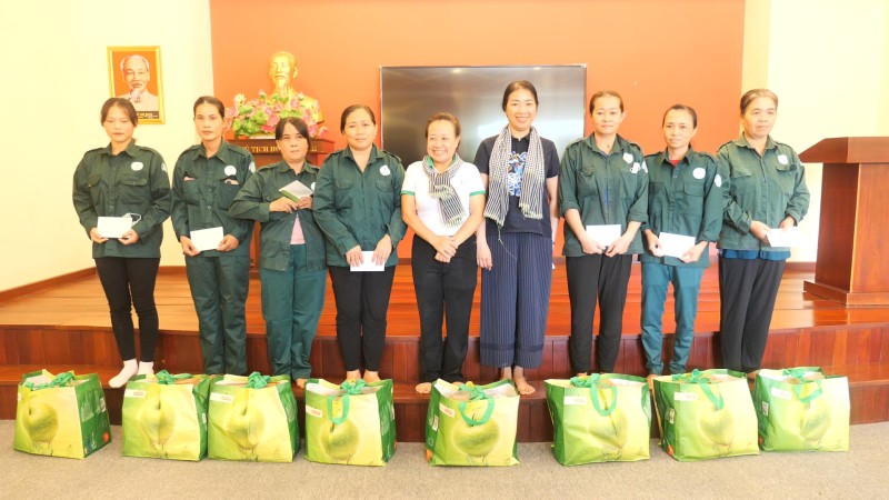 Công đoàn Cơ quan Tập đoàn CNCSVN (VRG) trao tặng 34 phần quà cho nữ công nhân lao động khó khăn tại Công ty Cao su Dầu Tiếng nhân dịp 20/10