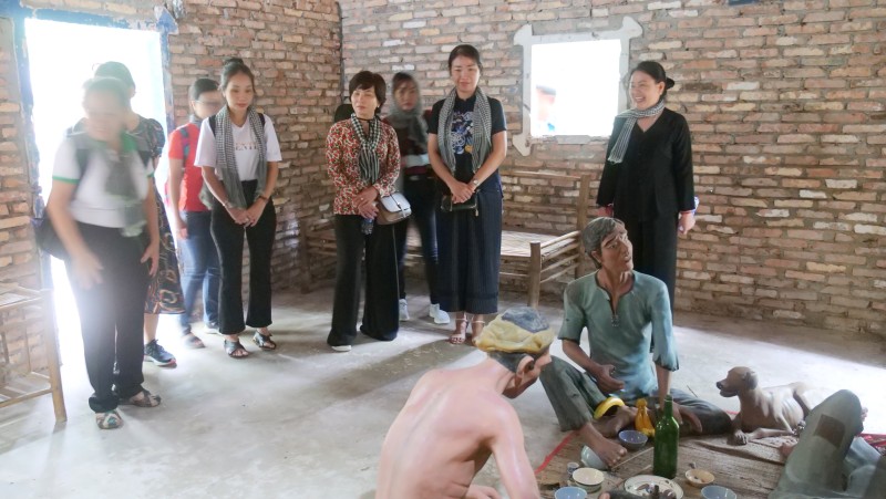 Công đoàn Cơ quan Tập đoàn CNCSVN (VRG) trao tặng 34 phần quà cho nữ công nhân lao động khó khăn tại Công ty Cao su Dầu Tiếng nhân dịp 20/10