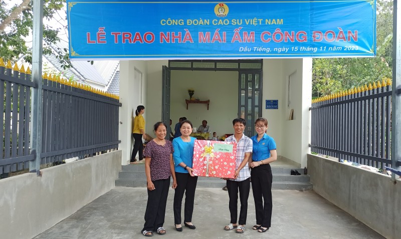 Công đoàn Cao su Việt Nam trao “Mái ấm Công Đoàn” cho công nhân Nông trường Long Tân (Cao su Dầu Tiếng)