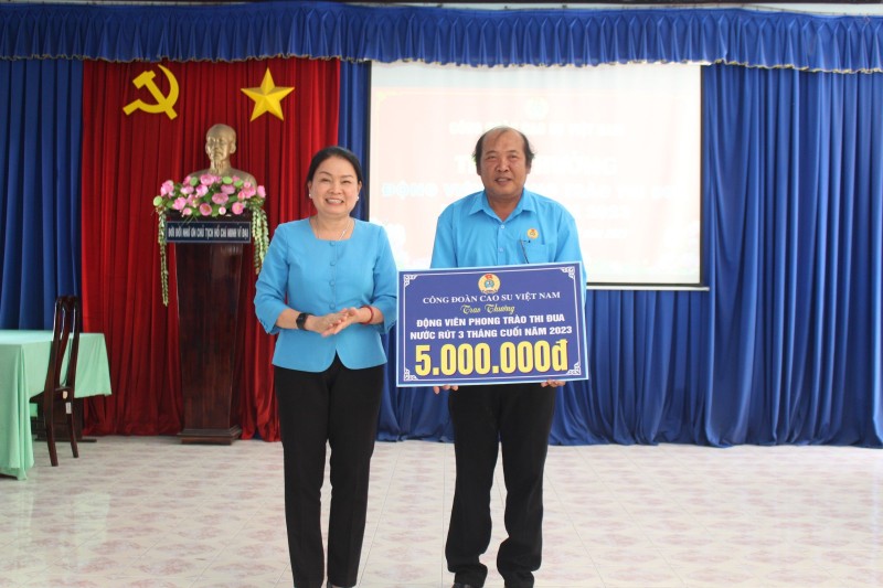 Công đoàn Cao su Việt Nam khen thưởng, động viên các cá nhân và tập thể nông trường Long Tân trong phong trào thi đua nước rút 3 tháng cuối năm 2023