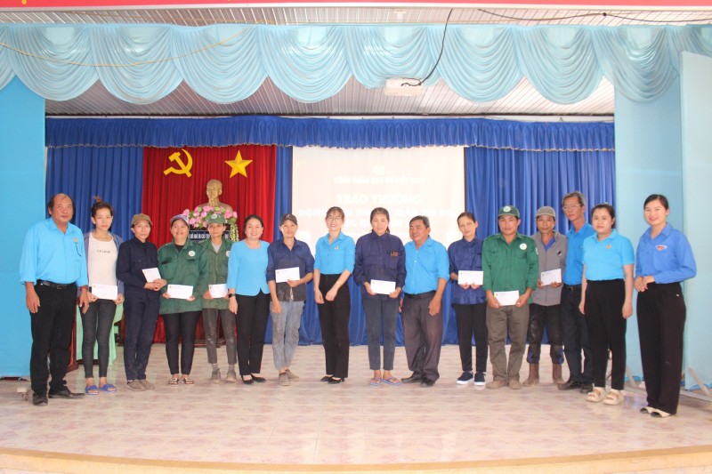 Công đoàn Cao su Việt Nam khen thưởng, động viên các cá nhân và tập thể nông trường Long Tân trong phong trào thi đua nước rút 3 tháng cuối năm 2023