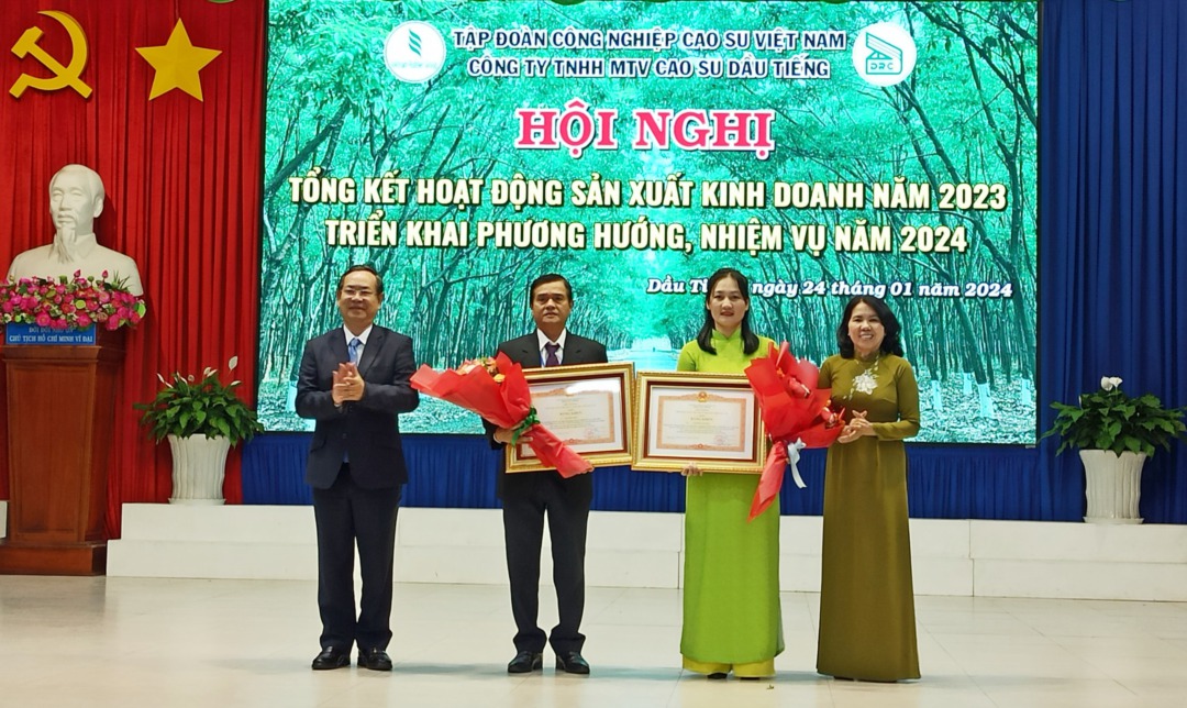 Hình 3: Ông Nguyễn Văn Trai và bà Lại Thị Lành đón nhận Bằng khen của Thủ tướng Chính Phủ.