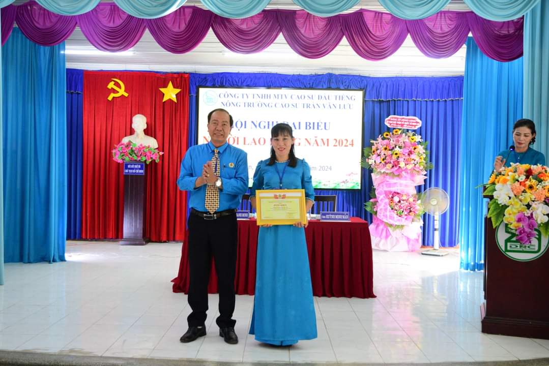 Nông trường Cao su Trần Văn Lưu, chăm lo tốt đời sống người lao động, hoàn thành xuất sắc nghị quyết kết nạp đảng viên mới