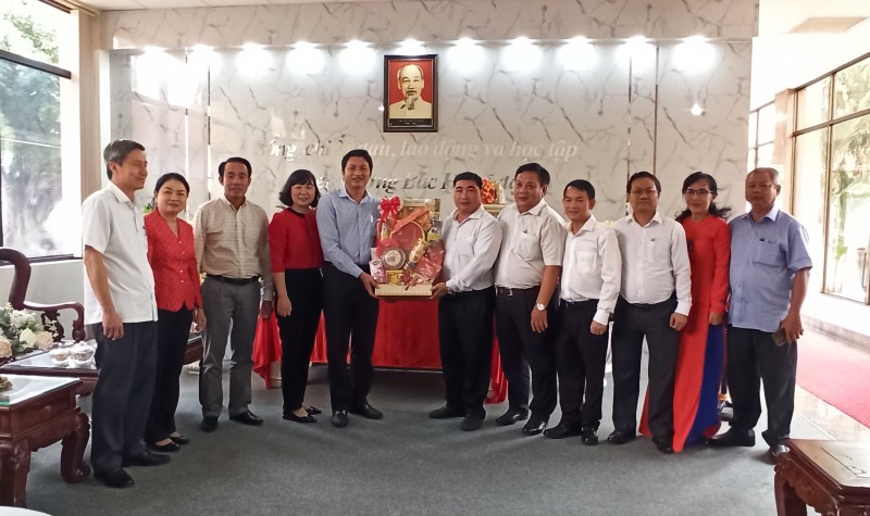 Đoàn cán bộ lãnh đạo huyện Dầu Tiếng chúc tết Công ty TNHH MTV Cao su Dầu Tiếng