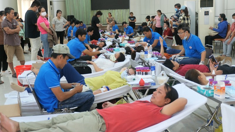 Hơn 60 Cán bộ, công nhân lao động Công ty Cao su Dầu Tiếng tham gia hiến máu