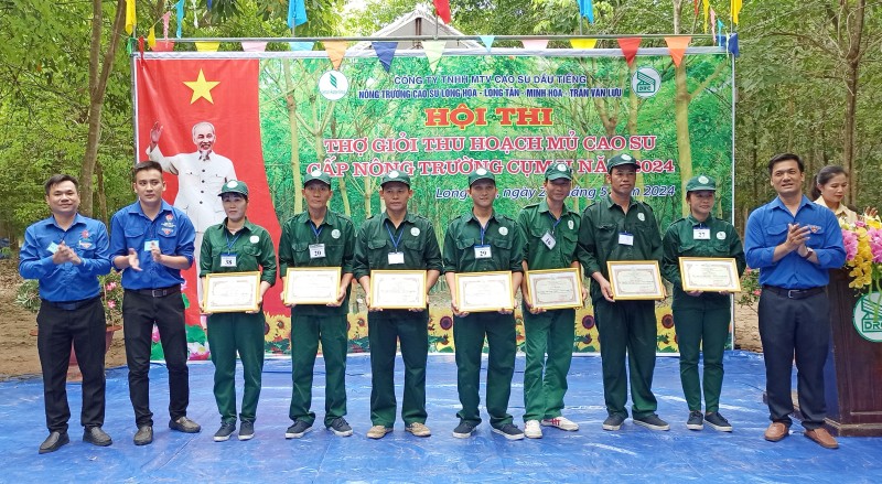Cao su Dầu Tiếng: Nông trường Cao su Trần Văn Lưu đạt giải nhất đồng đội tại Hội thi Thợ giỏi thu hoạch mủ cao su năm 2024